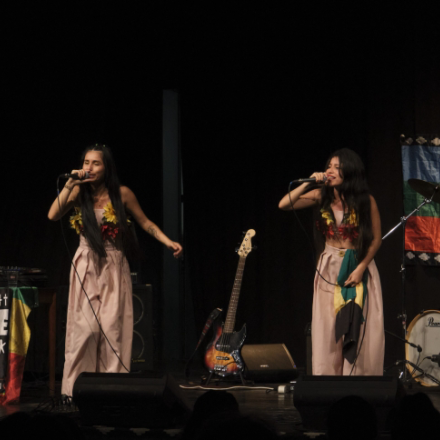 Dos mujeres cantando en un escenario