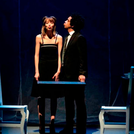 Hombre y mujer en un escenario