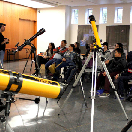 Personas en un taller sobre telescopios