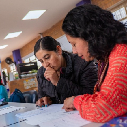 dos mujeres leyendo