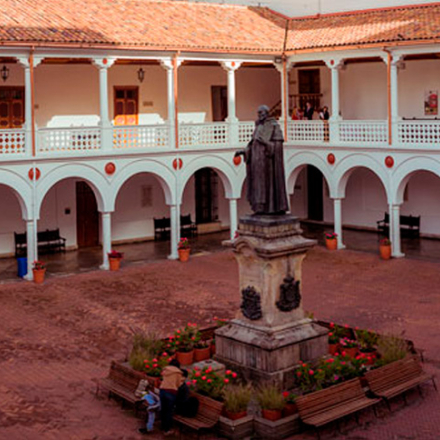 Foto de la plaza interna de la Universidad del Rosario