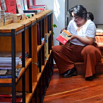 Mujer leyendo un libro