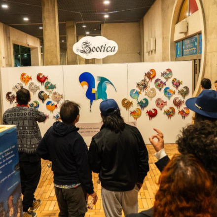 Personas reunidas en una biblioteca