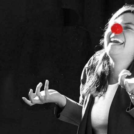 mujer con nariz de payaso riendo