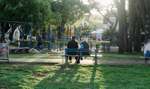 Dos personas sentadas en el Parque de La Araña