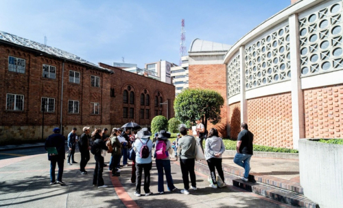 foto de personas mirando sitios de patrimonio