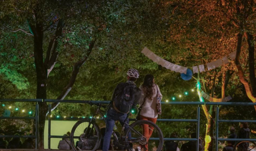 Dos personas en bicicleta disfrutando de un evento en los Distritos Creativos.