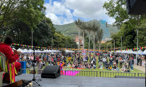 Un tumulto de gente disfrutando de un festival en nuestros Distritos Creativos