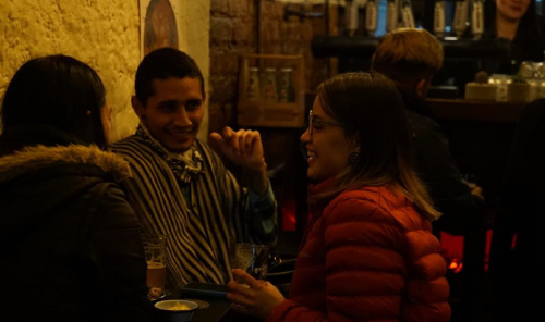 Tres personas disfrutando de una cerveza en un establecimiento dentro de los Distritos Creativos