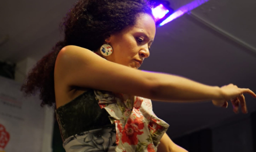 Mujer bailando en un evento realizado en los Distritos Creativos