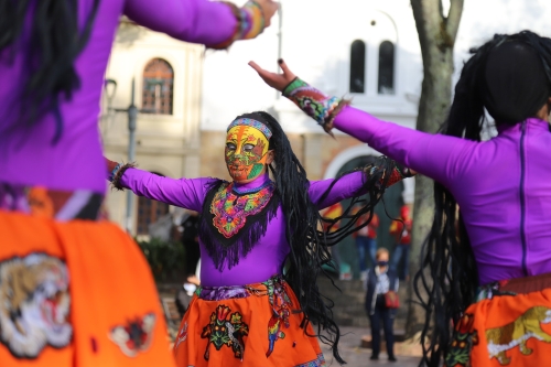 Mujeres bailando con trajes típicos