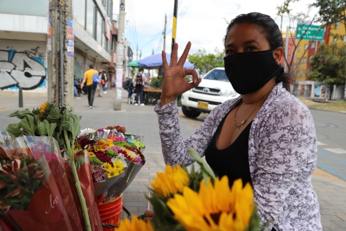 Mujer vendiendo flores