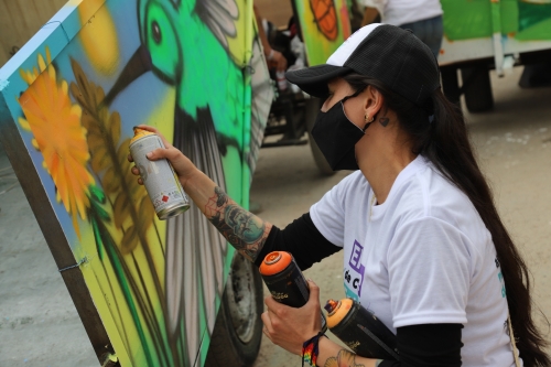 Arte urbano - mujer pintando con aerosol