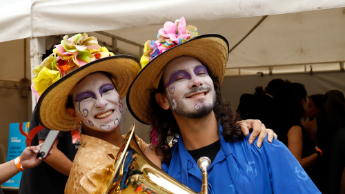 pareja de artistas sonriendo