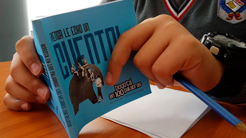 primer plano de una mano de un niños con un libro