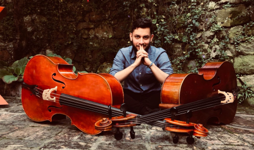 Hombre con dos violonchelos