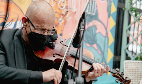 Hombre tocando violín