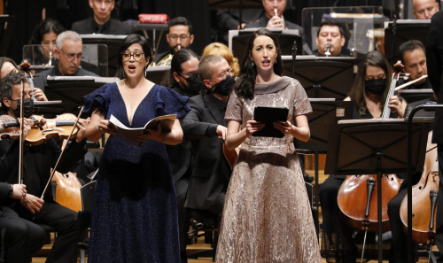 Dos mujeres cantando