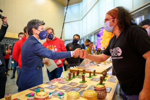 Alcadesa de Bogotá en feria de artesanías