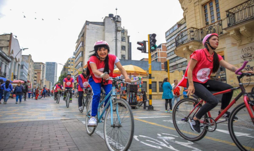 Personas montando bicicleta