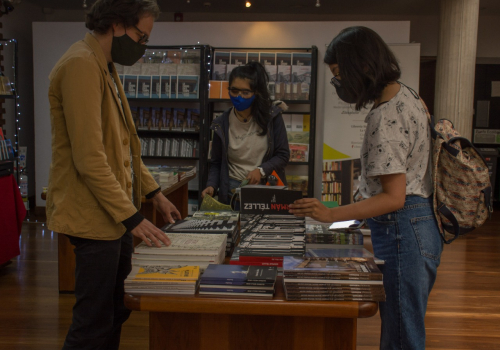 Personas escogiendo libros