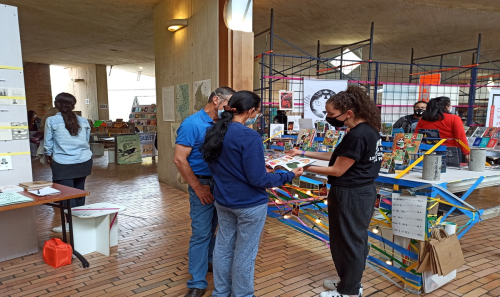 Personas hablando en una feria de libros