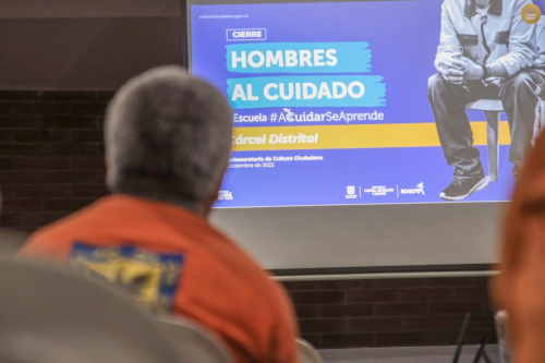 Hombre leyendo 'Hombres al cuidado'