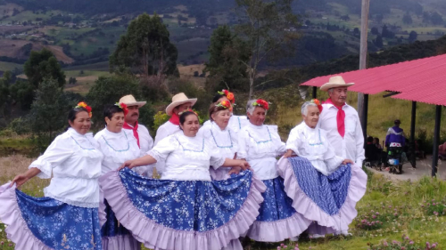 Adultos mayores con trajes folcloricos