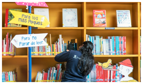 Mujer en una biblioteca buscando libro