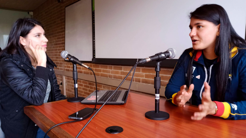 Dos mujeres hablando por micrófono