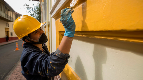 Persona pintando una pared