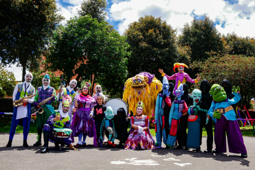 Colectivo con marionetas gigantes