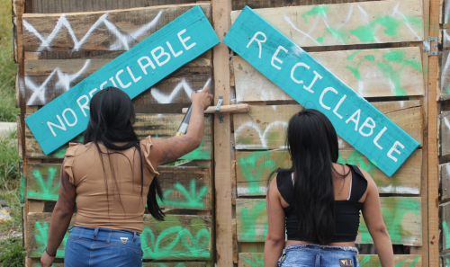 Dos mujeres leyendo en una pared