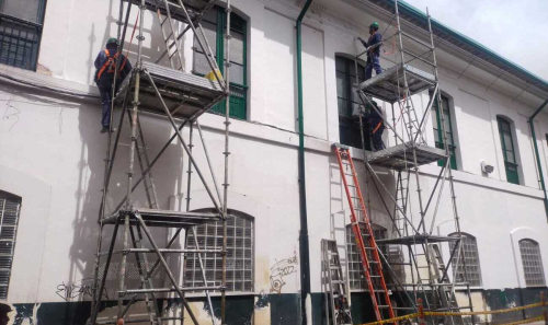 Hombres remodelando una fachada