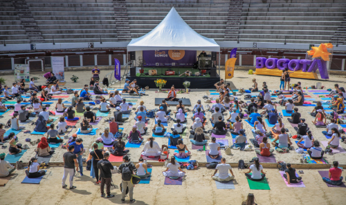 PErsonas haciendo yoga