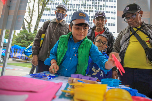 Hombres y niños participando de la Escuela de Hombres al Cuidado