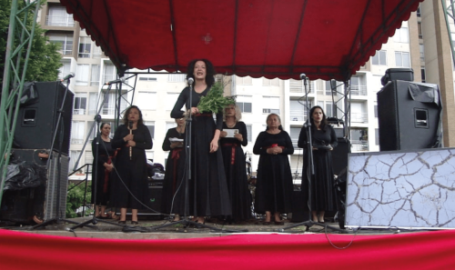Grupo de mujeres cantando