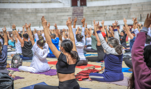 Personas haciendo yoga