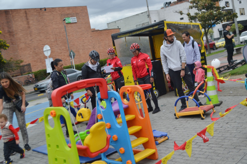 Personas reunidas haciendo deporte