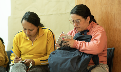 Dos mujeres leyendo