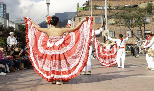 Muejres bailando con trajes de cumbia