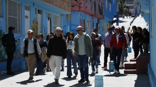 Secretario Santiago Trujillo caminando junto con ciudadanos
