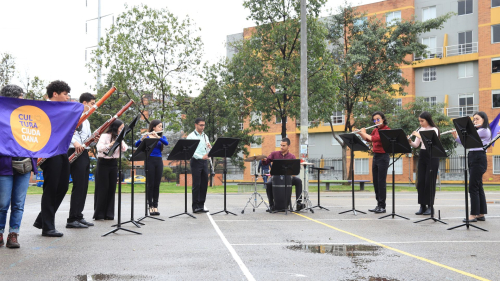 Agrupación de flautas y cañas tocando en el Parque Bosque Hayuelos en Bogotá