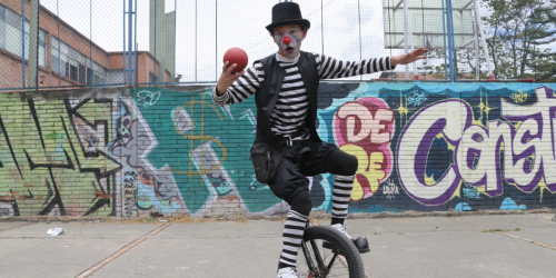Artista haciendo clown