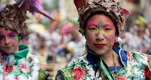 mujeres artistas en una desfile de comparsas