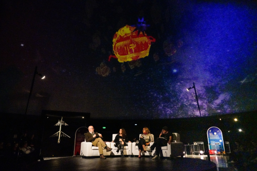 Personas conversando en el Planetario