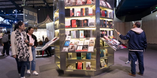 personas consultando libros en FILBO 2025