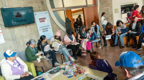 personas en una biblioteca