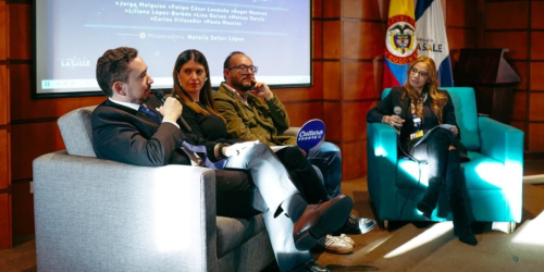 pérsonas en conversatorio
