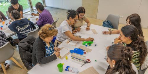 Fotografía de personas en un taller de artes plásticas